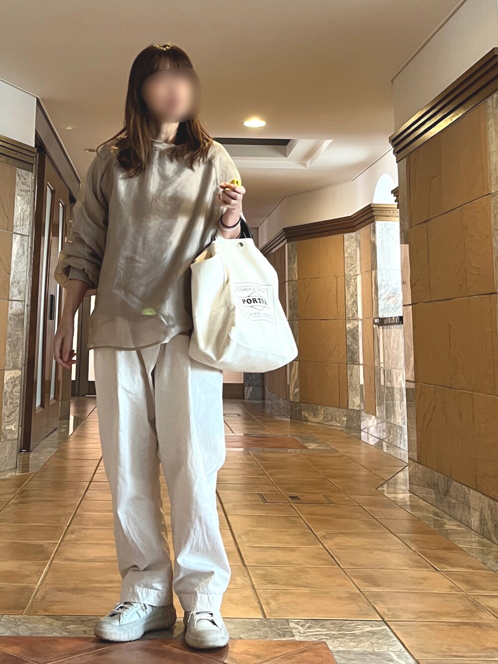 「ファッションを楽しもう、お出かけコーデ、シンプル、サロペット、淡色コーデ、白サロペット、ハイカットスニーカー、PORTER、スウェット、トートバッグ、オーガンジー、ボリューム袖」｜「Babのシアーレイヤード裏毛スウェット（スウェット、ベージュ系）」を使った、☺︎ゆき❅*॰ॱさん（レディース・164cm）の秋コーディネートの1枚目の写真
