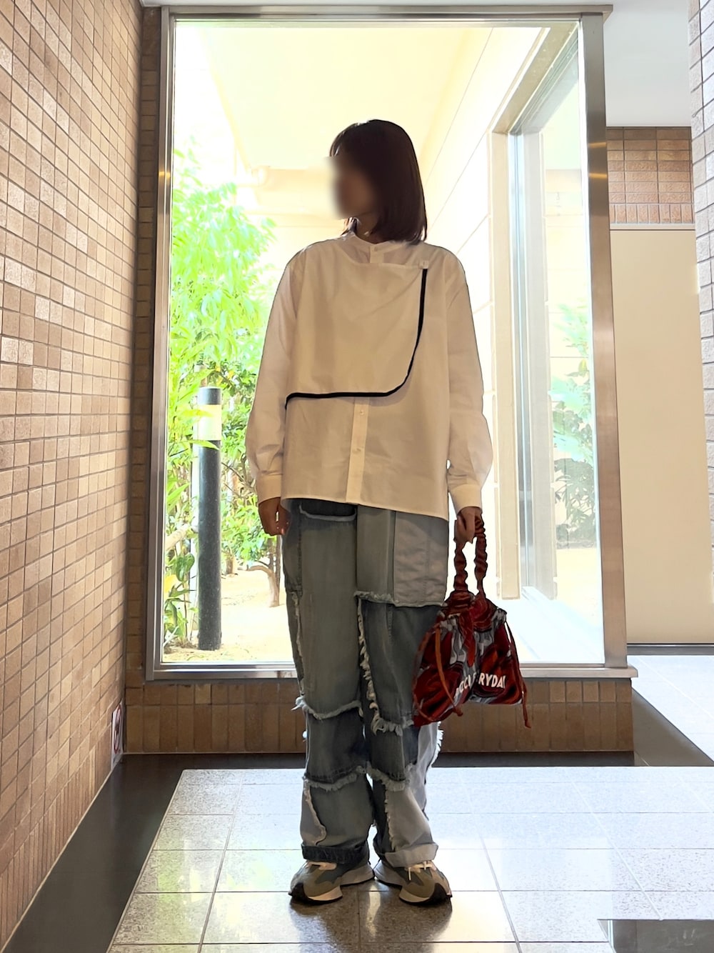「白シャツ、シャツスタイル、デニム、パッチワーク、パッチワークデニム、初夏コーデ、おでかけコーデ、シンプルスタイル、オトナカワイイ、ママコーデ」｜「nunuformeのアイテム（シャツ/ブラウス、ホワイト系）」を使った、☺︎ゆき❅*॰ॱさん（レディース・164cm）の春コーディネートの1枚目の写真