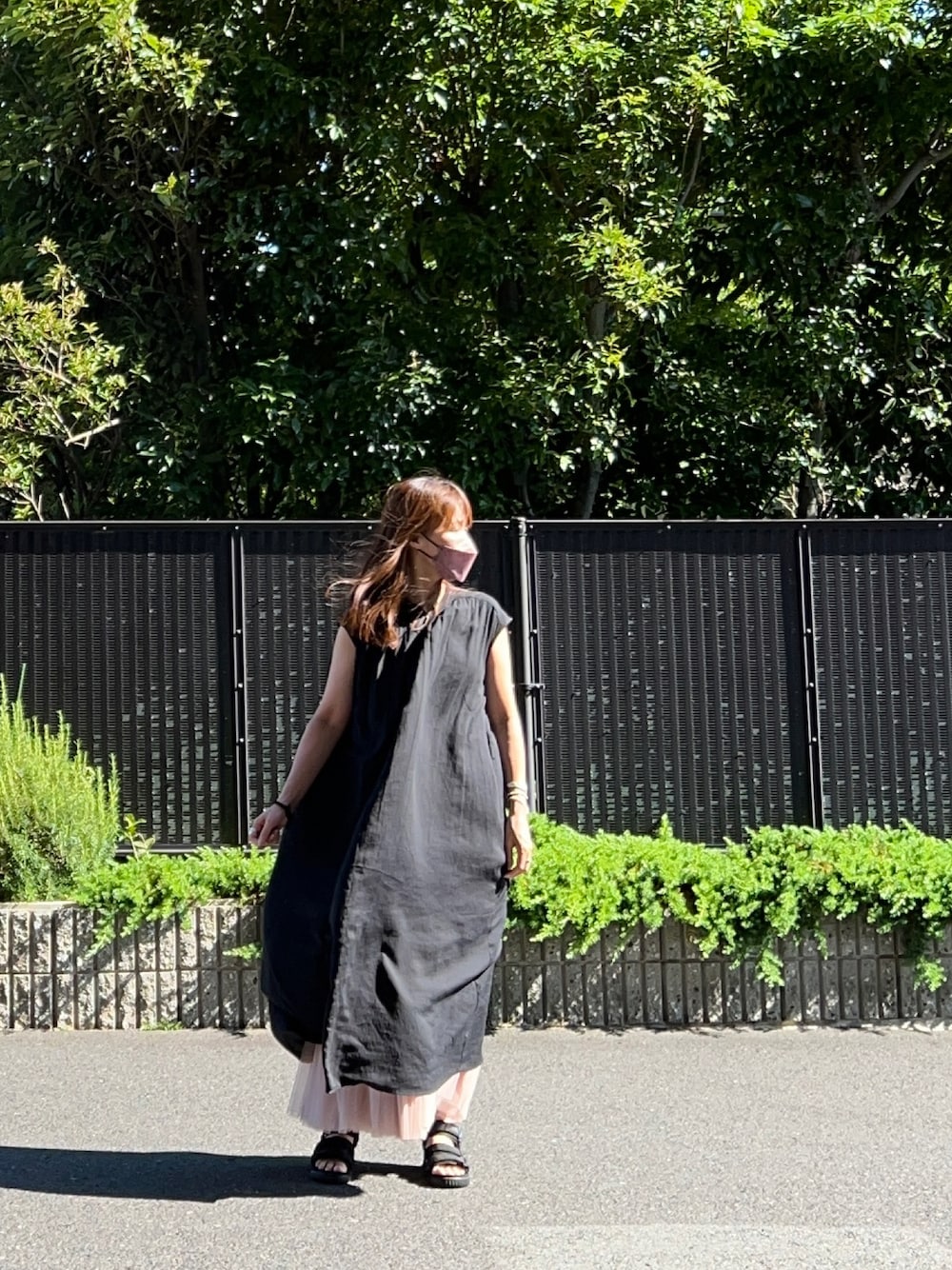 「シンプルコーデ、夏コーデ、サンダル、リラックススタイル、ガーリー、ピンクスカート、ワンピース、黒ワンピ、黒×ピンク、ママコーデ」｜「natural coutureのたっぷりギャザーノースリワンピース（ワンピース、ブラック系）」を使った、☺︎ゆき❅*॰ॱさん（レディース・164cm）の夏コーディネートの1枚目の写真
