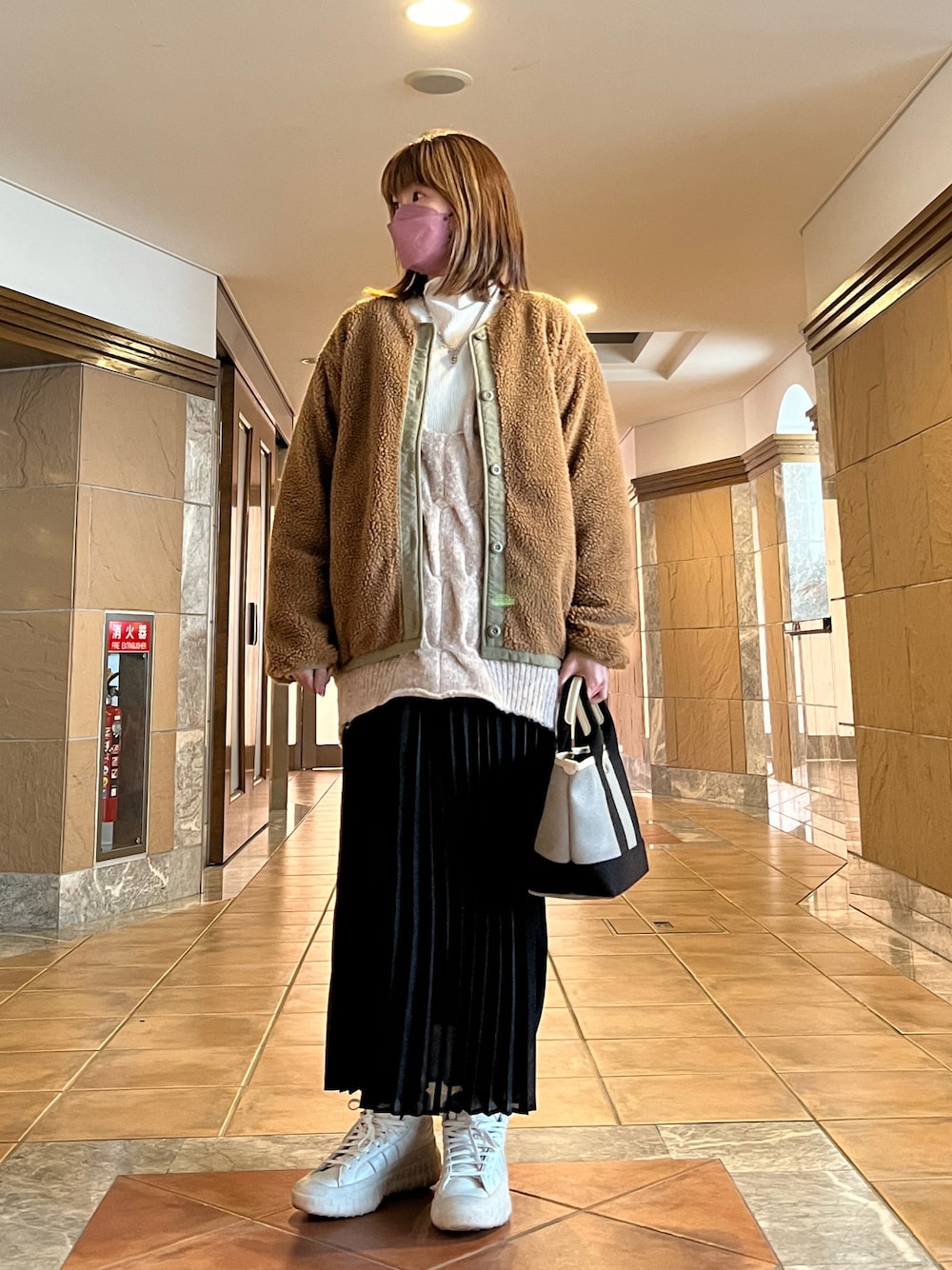 「あけましておめでとうございます！、ボアジャケット、ボア、ボアブルゾン、alpha、黒スカート、プリーツスカート、白スニーカー、ハイカットスニーカー、トートバッグ、ママコーデ」｜「ALPHAのノーカラーボアジャケット（その他アウター、ブラウン系）」を使った、☺︎ゆき❅*॰ॱさん（レディース・164cm）の冬コーディネートの1枚目の写真