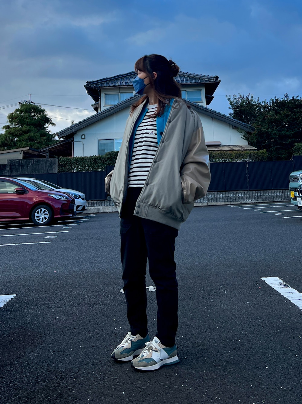 「バーシティジャケット、ボーダー、ボーダーTシャツ、カーディガン、パンツスタイル、ラクチンコーデ、ブルー、ブルーニット、ニューバランス、キャンパーパンツ、ママコーデ」｜「Universal Style WearのUniversal Style Wear バーシティ ジャケット（ブルゾン、ベージュ系）」を使った、☺︎ゆき❅*॰ॱさん（レディース・164cm）の冬コーディネートの1枚目の写真