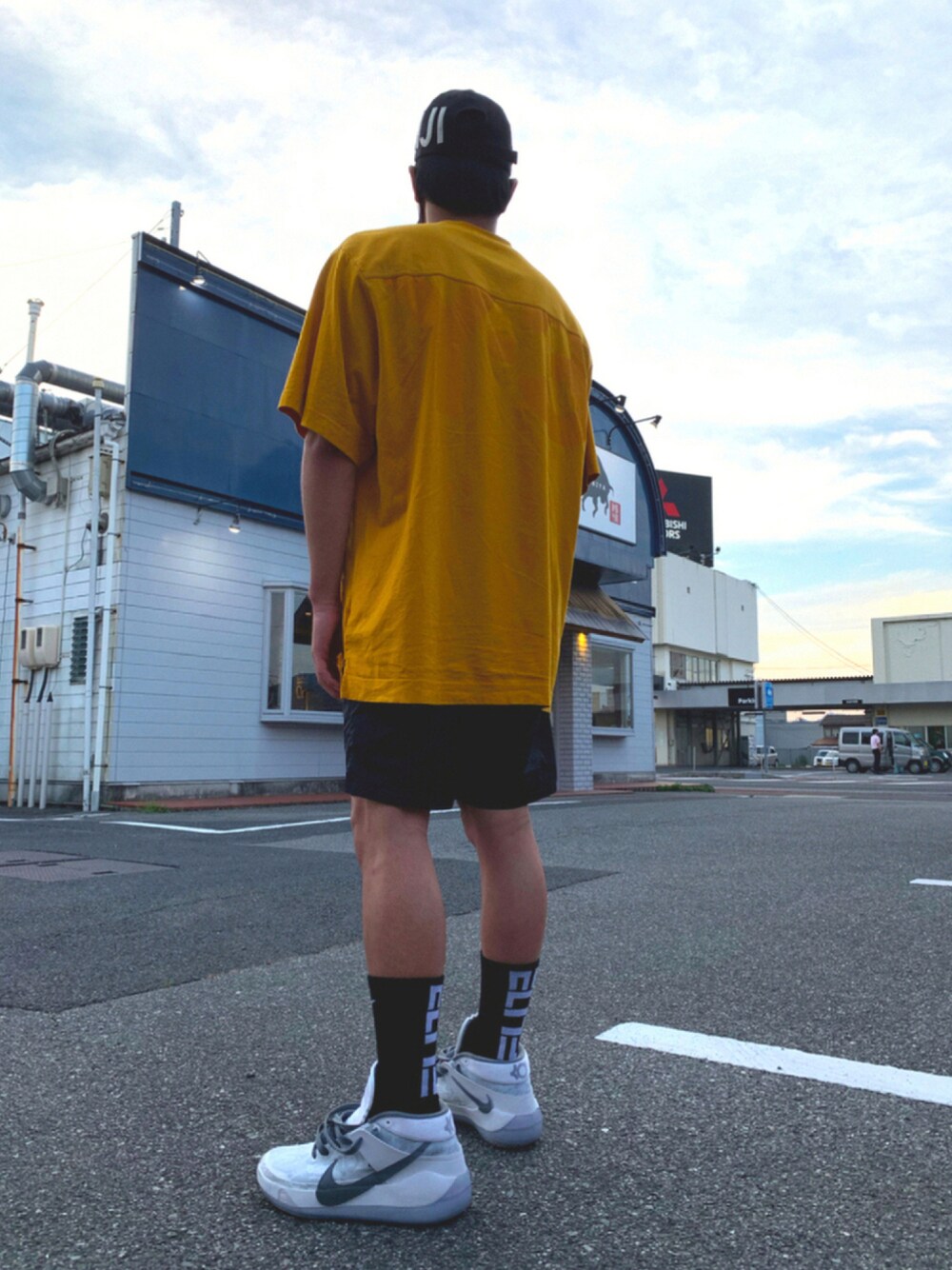 「ストリート、KD13、KD、NIKE、黄色Tシャツ、タンパンスタイル、ハーフパンツ、キャップ、むすこーで」｜「Y-3のM CLASSIC PAPER JERSEY SS TEE（Tシャツ/カットソー、イエロー系）」を使った、☺︎ゆき❅*॰ॱさん（メンズ・167cm）の夏コーディネートの1枚目の写真
