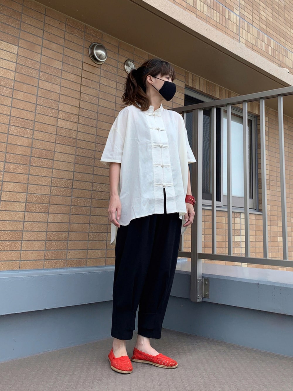 「テーパードパンツ、赤、モノトーン、バングル、チャイナシャツ、エスパドリーユ、ママコーデ、レースシューズ、モノトーンに差し色、赤さし色」｜「classicalelfの一気にトレンド顔！フレンチリネンカンフーバンドカラーシャツ（シャツ/ブラウス、ホワイト系）」を使った、☺︎ゆき❅*॰ॱさん（レディース・164cm）の秋コーディネートの1枚目の写真