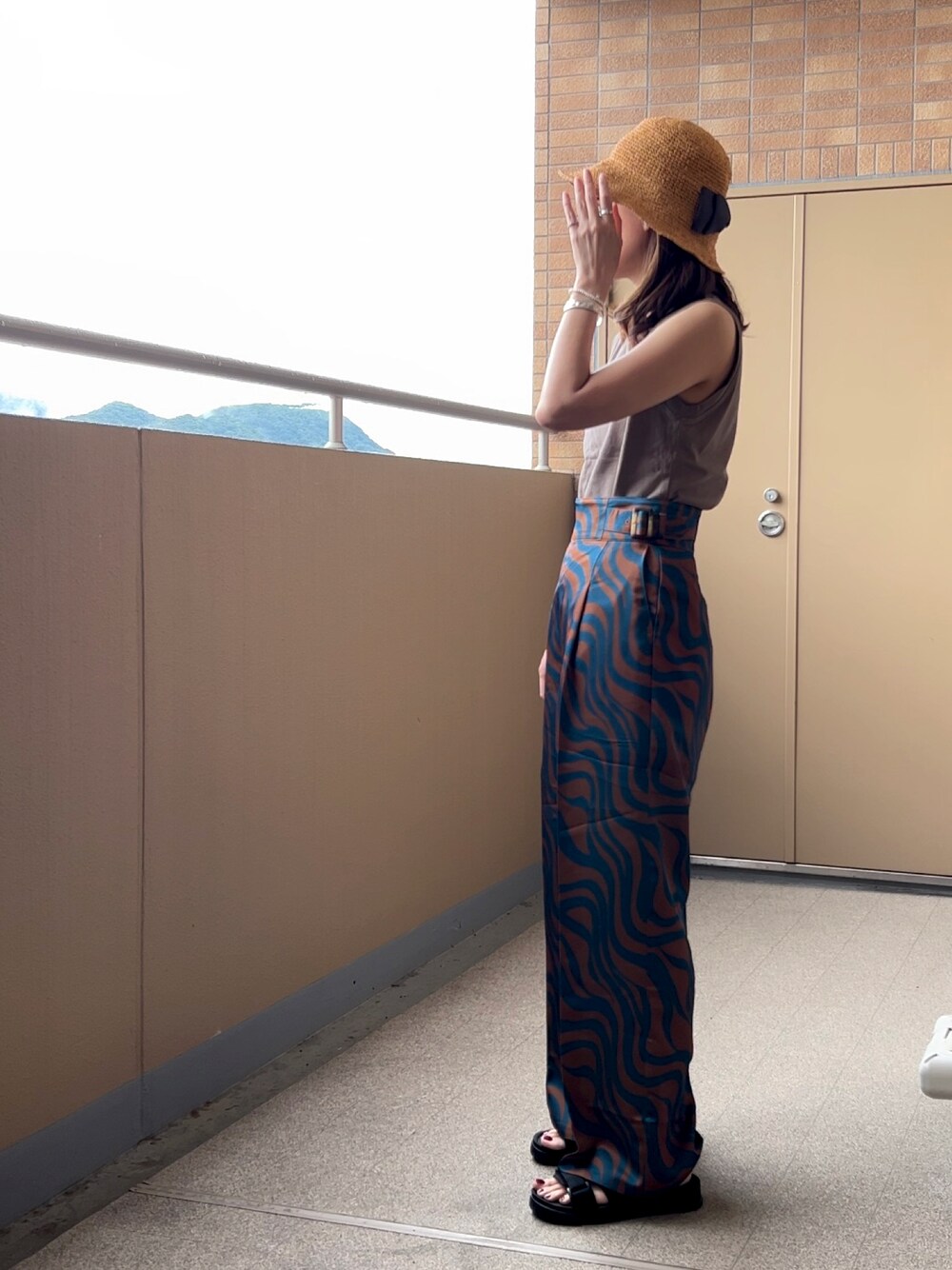 「おでかけコーデ、むぎわら帽子、夏コーデ、ハイウエストパンツ、イエベ春、スポーツサンダル、ストレートパンツ、ウェーブ柄、ノースリーブ、シルバーアクセサリー、ママコーデ」｜「MURUAのウェーブプリントサイドベルトパンツ（スラックス、ブルー系）」を使った、☺︎ゆき❅*॰ॱさん（レディース・164cm）の夏コーディネートの1枚目の写真