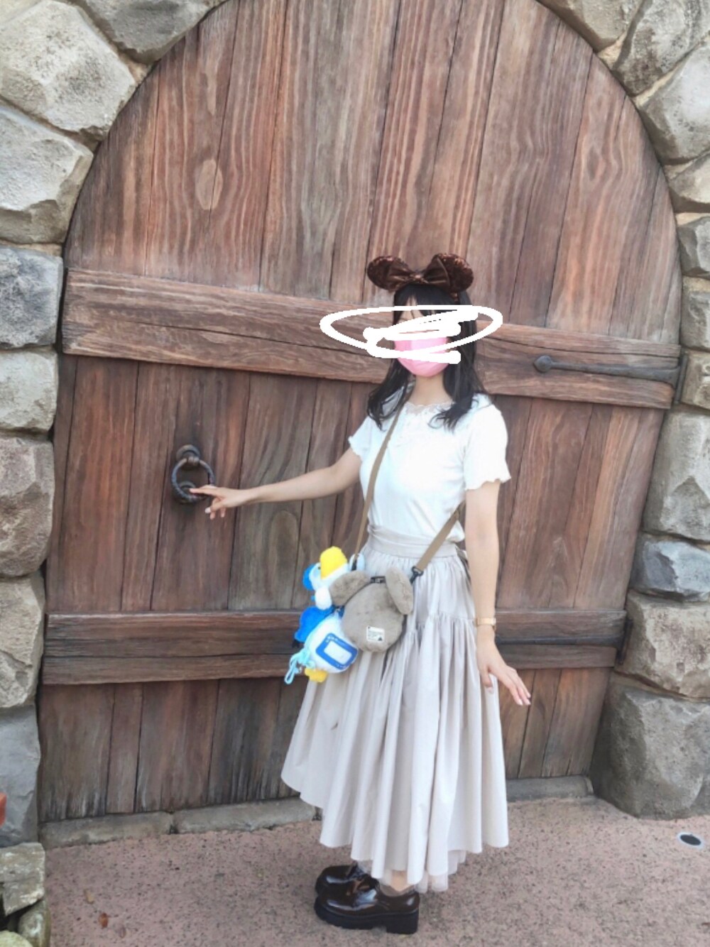 「秋のコーデ、秋、きれいめカジュアル、秋服、ディズニー、ディズニーコーデ、マジェスティックレゴン、ヴィヴィアンウエストウッド」｜「MAJESTIC LEGONのスクエアフラワーリブトップス（Tシャツ/カットソー、ホワイト系）」を使った、るぽさん（レディース・162cm）の秋コーディネートの1枚目の写真