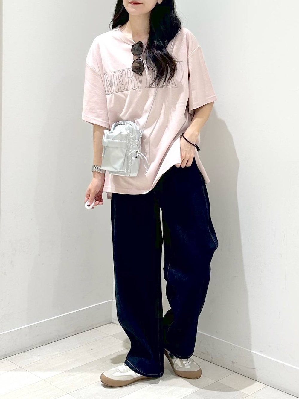 「カジュアル、着痩せ、体型カバー、ベーシック/シンプル、夏コーデ、Tシャツ」｜「GLOBAL WORKのGOODデニムバギーパンツ/118365（デニムパンツ、ブルー系）」を使った、ぽてとさん（レディース・158cm）の夏コーディネートの1枚目の写真