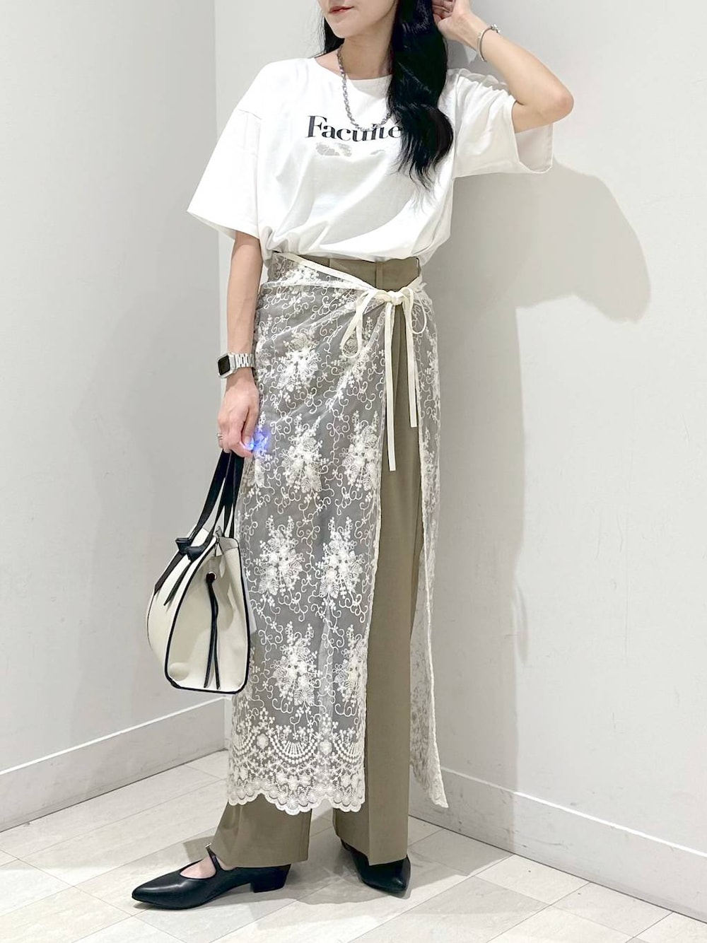 ホワイト系のTシャツ/カットソー、ホワイト系のショルダーバッグ、グリーン系のその他パンツを着用したレディースの夏コーディネートの1枚目の写真