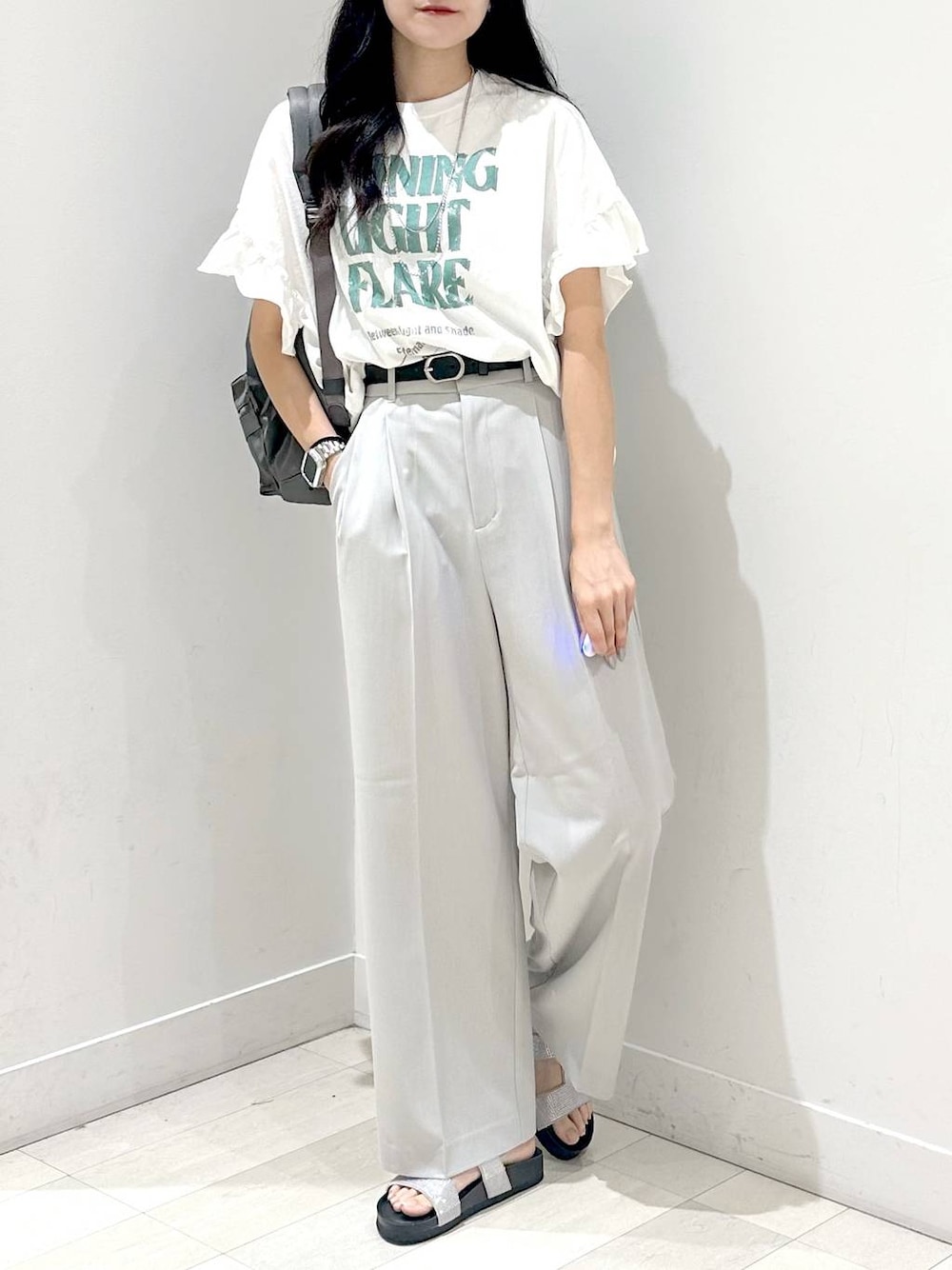 「カジュアル、着痩せ、ベーシック/シンプル、夏コーデ、ウツクシルエットパンツ_GLOBAL WORK」｜「GLOBAL WORKの撥水軽量10ポケリュックミドル/136368（バックパック/リュック、グレー系）」を使った、ぽてとさん（レディース・158cm）の夏コーディネートの1枚目の写真