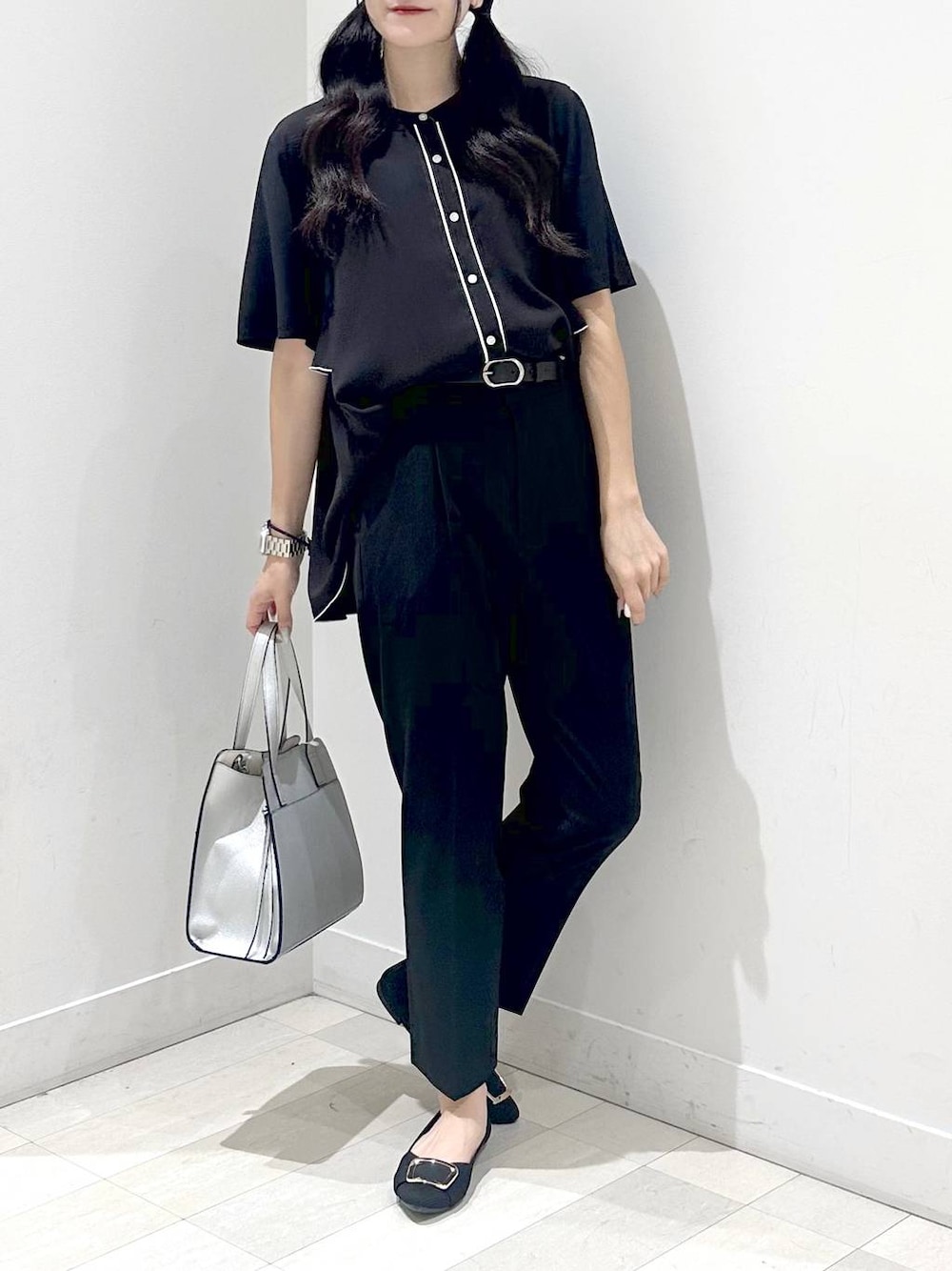 「ウツクシルエットパンツ_GLOBAL WORK、モード、着痩せ、ベーシック/シンプル、夏コーデ」｜「GLOBAL WORKのスペ軽変形3WAYBAG/234491（ショルダーバッグ、シルバー系）」を使った、ぽてとさん（レディース・158cm）の夏コーディネートの1枚目の写真