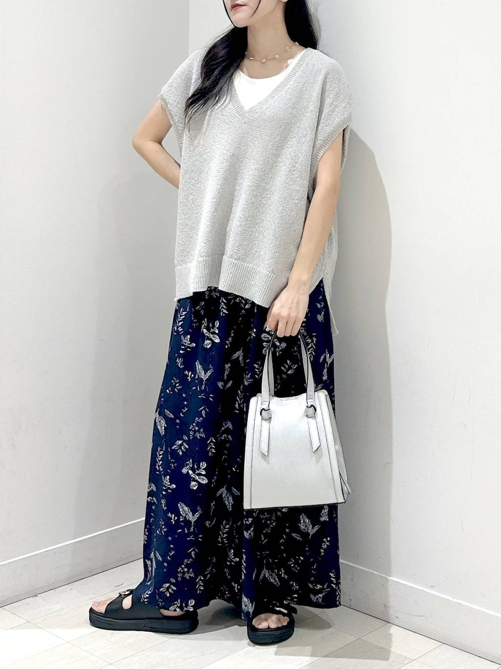 シルバー系のショルダーバッグ、ブラック系のサンダル、ブルー系のその他パンツを着用したレディースの夏コーディネートの1枚目の写真