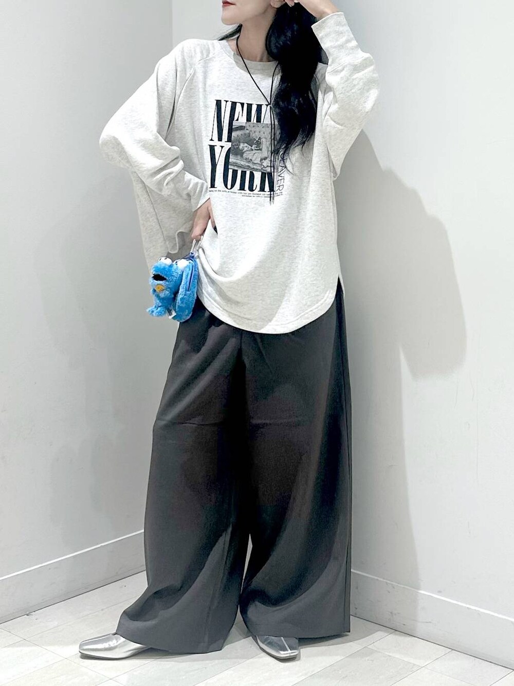 ブラウン系のその他パンツ、グレー系のTシャツ/カットソー、ブラック系のネックレスを着用したレディースの秋コーディネートの1枚目の写真