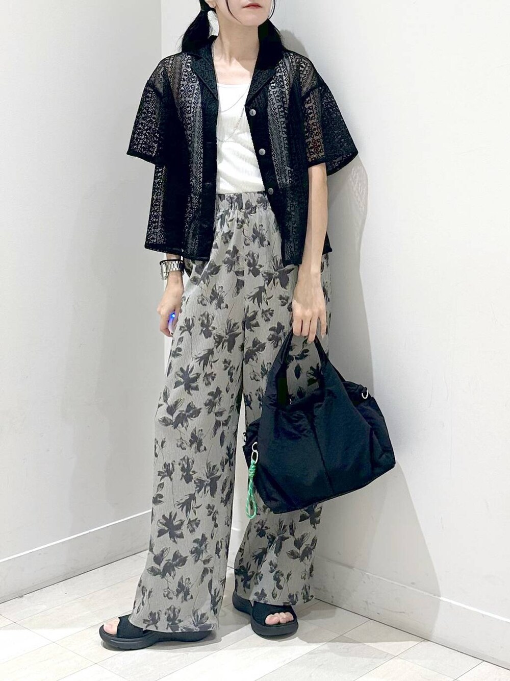 ホワイト系のタンクトップ、ブラック系のトートバッグ、ブラック系のサンダルを着用したレディースの夏コーディネートの1枚目の写真