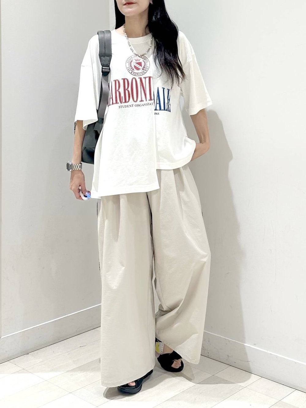 「体型カバー、ベーシック/シンプル、夏コーデ、Tシャツ、カジュアル、着痩せ」｜「GLOBAL WORKの撥水軽量10ポケリュックミドル/136368（バックパック/リュック、グレー系）」を使った、ぽてとさん（レディース・158cm）の夏コーディネートの1枚目の写真