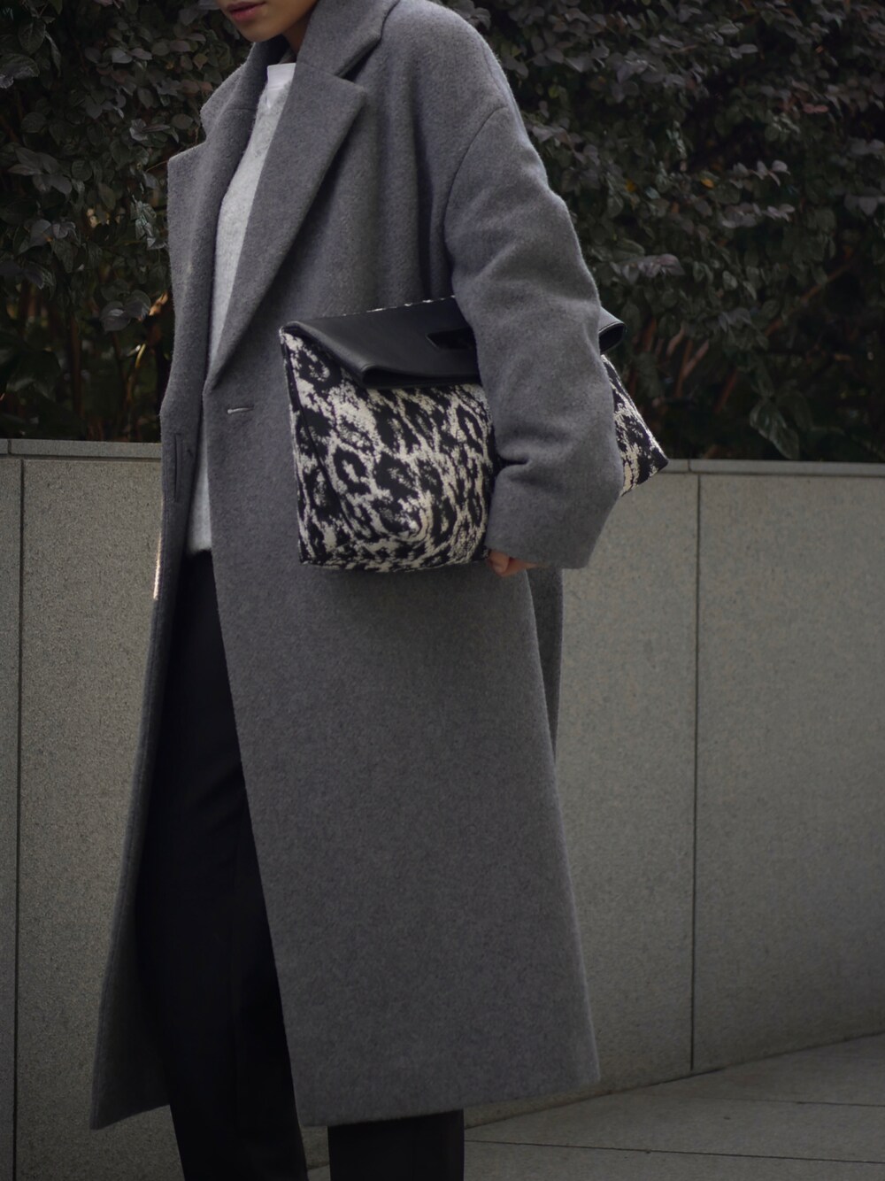 ブラック系のハンドバッグを着用したレディースの冬コーディネートの1枚目の写真