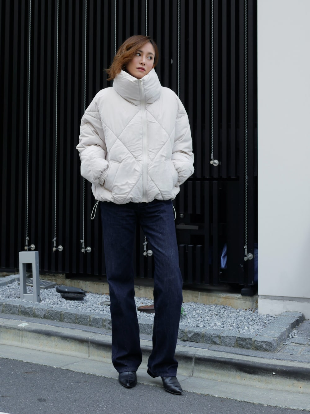 ホワイト系のダウンジャケット/コートを着用したレディースの秋コーディネートの1枚目の写真