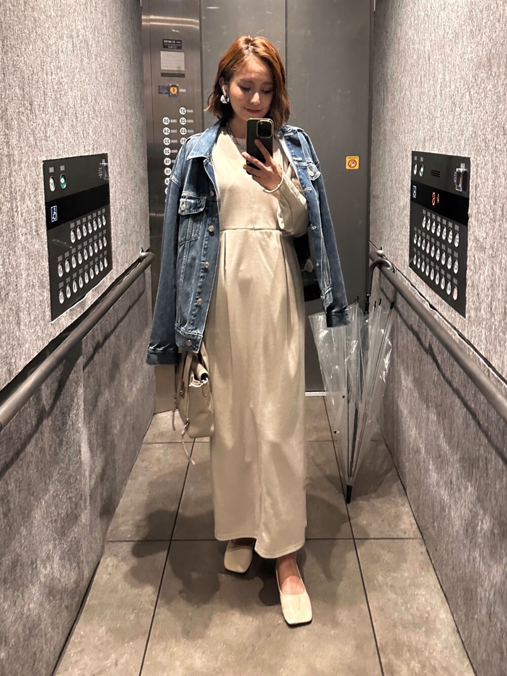 「春服コーデ、シンプルコーデ、デニムジャケット、ワンピース、おでかけコーデ、きれいめカジュアル」｜「My shawtyのwaist tuck design onepiece（ワンピース、ホワイト系）」を使った、Myshawty officialさん（レディース・160cm）の春コーディネートの1枚目の写真