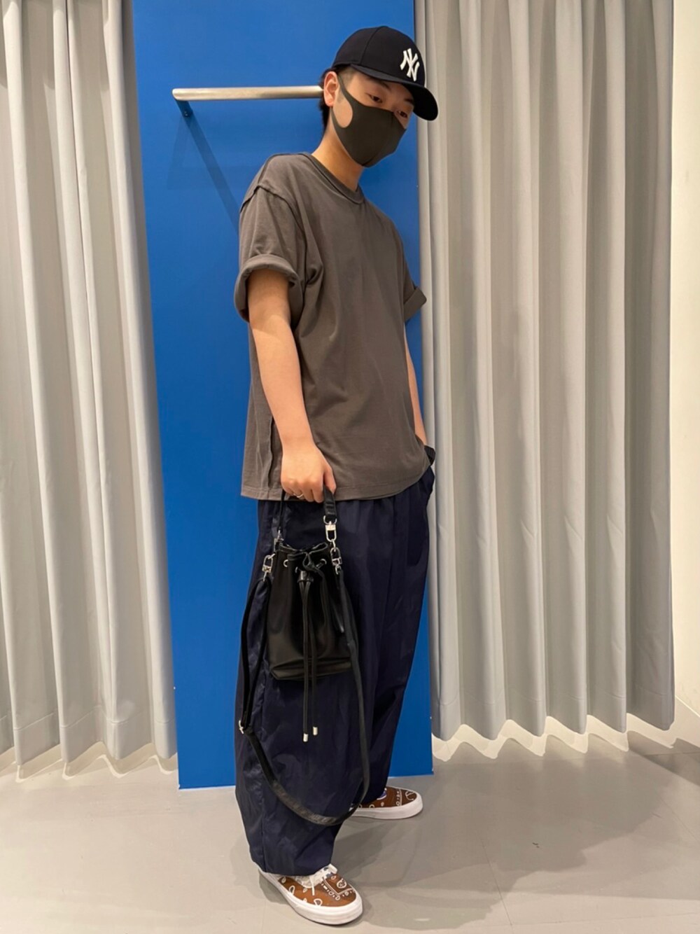 グレー系のTシャツ/カットソー、ブラック系のバッグ、グレー系のTシャツ/カットソーを着用したメンズの春コーディネートの1枚目の写真