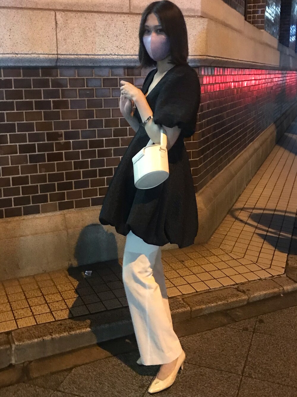 「大人コーデ、ボリューム袖、ディナー、ブラック×ホワイト」｜「YUKI TORII INTERNATIONALのアイテム（パンプス、ベージュ系）」を使った、Iikさん（レディース・170cm）の夏コーディネートの1枚目の写真