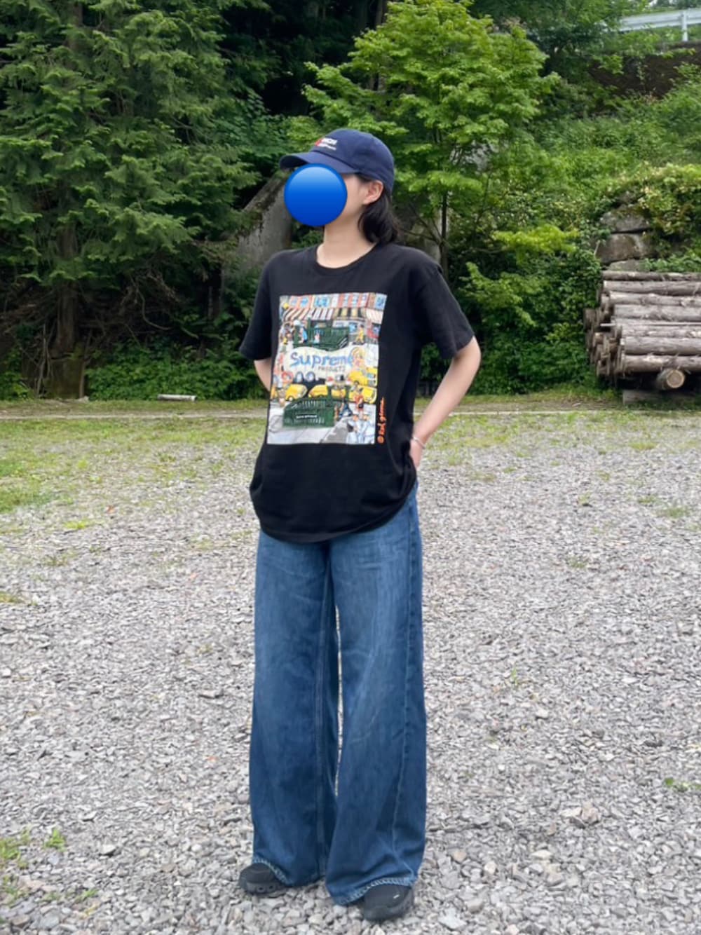 「GAP、on、supreme、oblada、ジーンズ、キャップ、黒Tシャツ、楽チンコーデ、夏コーデ、シンプル、初夏コーデ、キャップ女子、ビッグT、スニーカー、スニーカースタイル」｜「Onの＜On＞Cloud 6 スニーカー（スニーカー、ホワイト系）」を使った、riiiiiiさん（レディース・166cm）の夏コーディネートの1枚目の写真