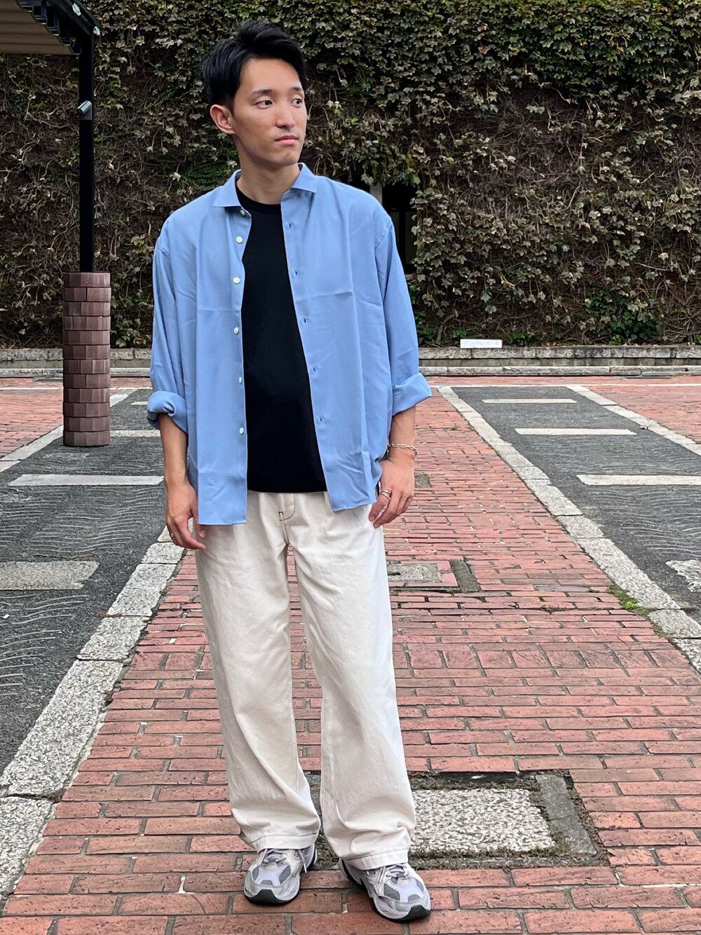 ブルー系のシャツ/ブラウス、ブラック系のTシャツ/カットソー、ホワイト系のデニムパンツを着用したメンズの秋コーディネートの1枚目の写真