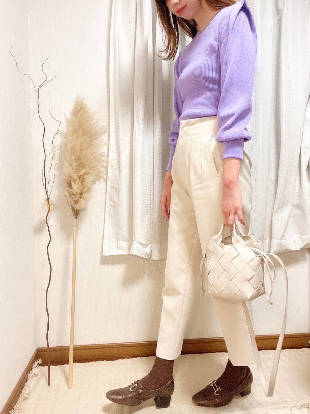 「大人コーデ、今日のコーデ、白パンツ、AMERI、amerivintage、ZARA、パープル、秋コーデ、ナチュラル、きれいめカジュアル、高身長女子、シンプル、オフィスカジュアル」｜「AmeriのSHOULDER TUCK SHEER KNIT（ニット/セーター、パープル系）」を使った、joujouさん（レディース・174cm）の秋コーディネートの1枚目の写真