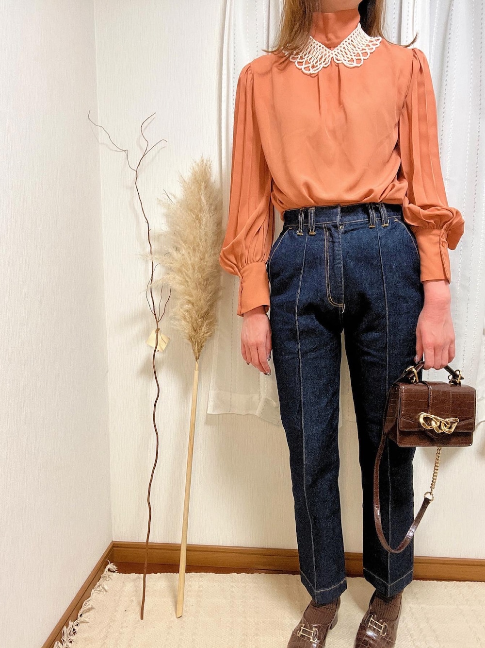 「秋のコーデ、デニムパンツ、きれいめカジュアル、パールネックレス、パンツスタイル、ootd、ミニバッグ、カジュアルコーデ、大人かわいい、オトナカジュアル、高身長女子、amerivintage、ボリューム袖、AMERI」｜「AmeriのPLEATS SLEEVE BLOUSE（シャツ/ブラウス、ピンク系）」を使った、joujouさん（レディース・174cm）の秋コーディネートの1枚目の写真