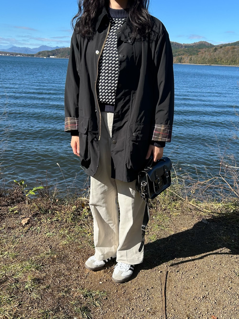 「ニット、LLbean、Bshop、ootd、お洒落さんとつながりたい、おでかけコーデ」｜「Barbourのアイテム（ジャケット/アウター、ブラック系）」を使った、megさん（レディース・160cm）の秋コーディネートの1枚目の写真