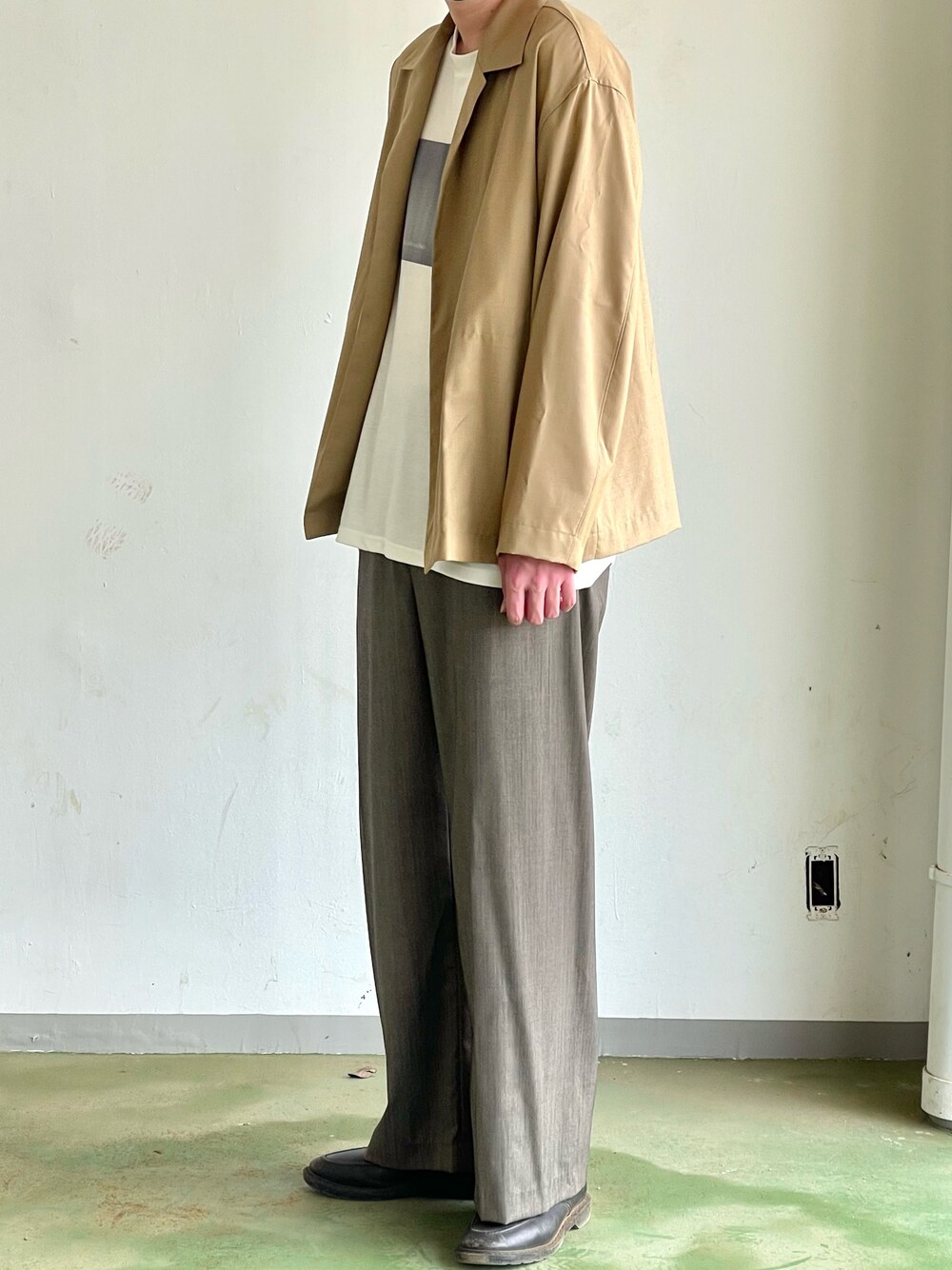 「春、シンプル、春夏コーデ、シンプルコーデ、ゆるコーデ、シャツジャケット、ロゴT、ストレートパンツ、革靴、FUDGEBOYのトラッドスタイル」｜「AURALEEのアイテム（ジャケット/アウター、ベージュ系）」を使った、Yuさん（メンズ・180cm）の春コーディネートの1枚目の写真