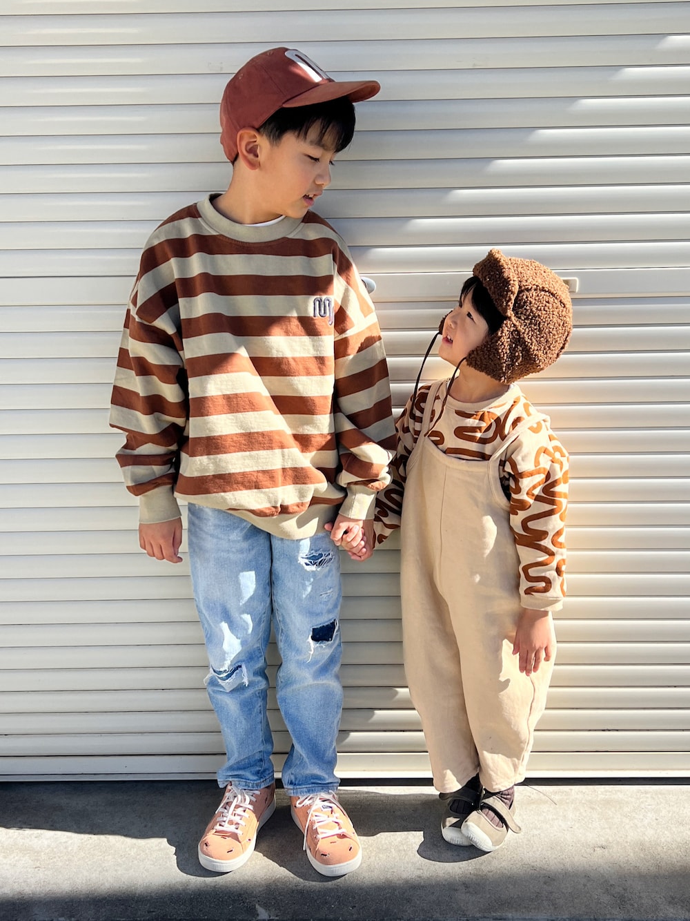 「キッズファッション、キッズコーデ、兄弟コーディネート、男の子、スウェット、サロペット、リンクコーデ」｜「main storyのアイテム（キャップ、ブラウン系）」を使った、ZEN_TAOさん（キッズ・90cm）の秋コーディネートの1枚目の写真