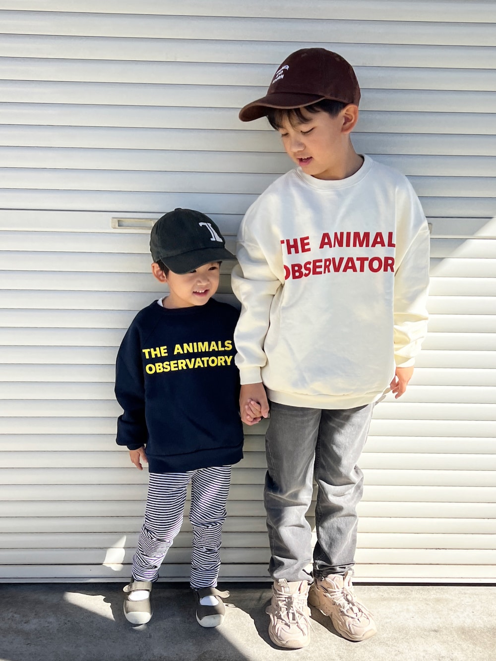 「スウェット、キッズコーデ、キッズファッション、男の子、兄弟コーディネート、キャップ、海外子供服」｜「TAOのアイテム（キャップ、グリーン系）」を使った、ZEN_TAOさん（キッズ・90cm）の秋コーディネートの1枚目の写真