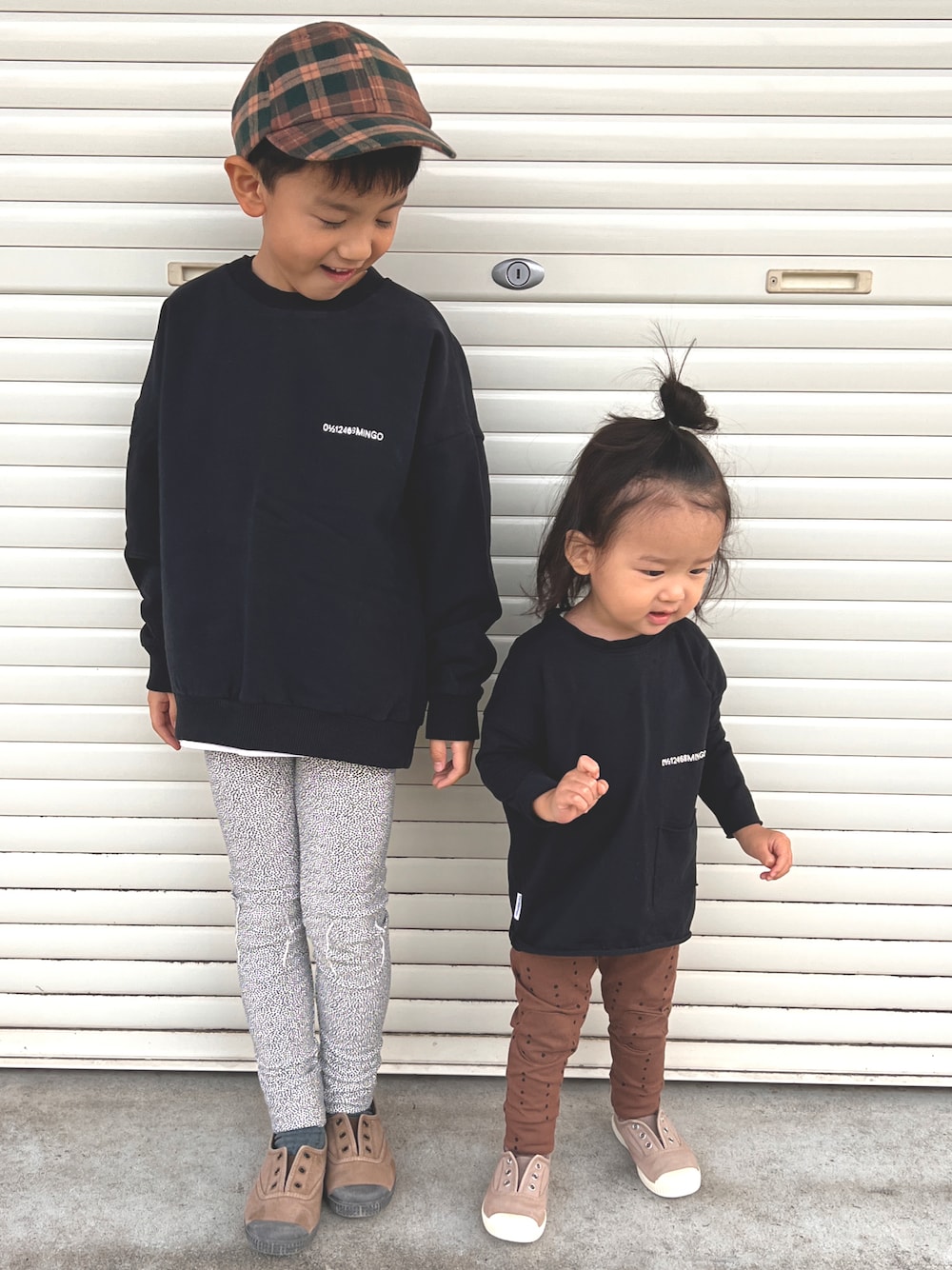 「キッズコーデ、シンプルコーデ、男の子コーデ、リンクコーデ、モノトーン」｜「mingo.のアイテム（キャップ、ブラウン系）」を使った、ZEN_TAOさん（キッズ・110cm）の冬コーディネートの1枚目の写真