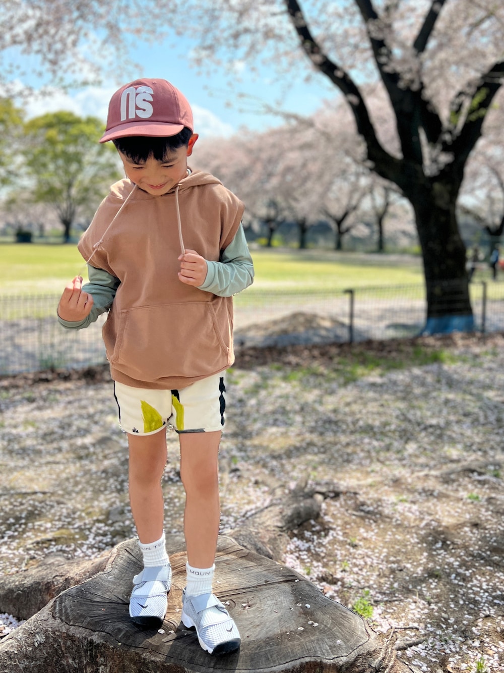 「小学生、男の子、男の子コーデ、ベスト、ショートパンツ、キャップ」｜「main storyのアイテム（キャップ、ブラウン系）」を使った、ZEN_TAOさん（キッズ・90cm）の春コーディネートの1枚目の写真