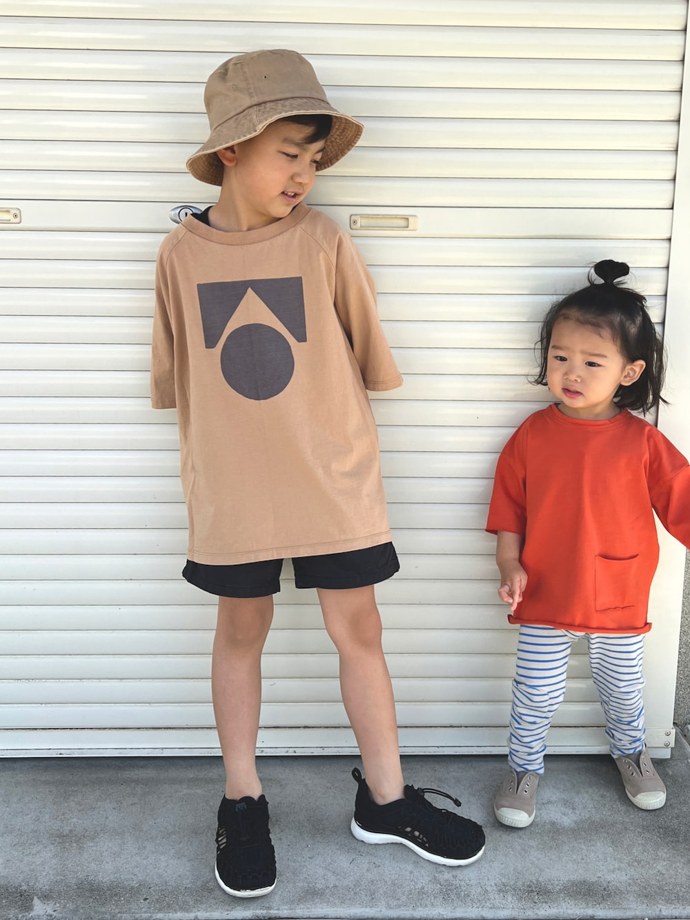 「キッズファッション、キッズコーデ、兄弟コーディネート、ボーダー、バケットハット、keen、ZOZOKIDSDAY、ootd」｜「koreaのアイテム（ハット、ベージュ系）」を使った、ZEN_TAOさん（キッズ・110cm）の春コーディネートの1枚目の写真