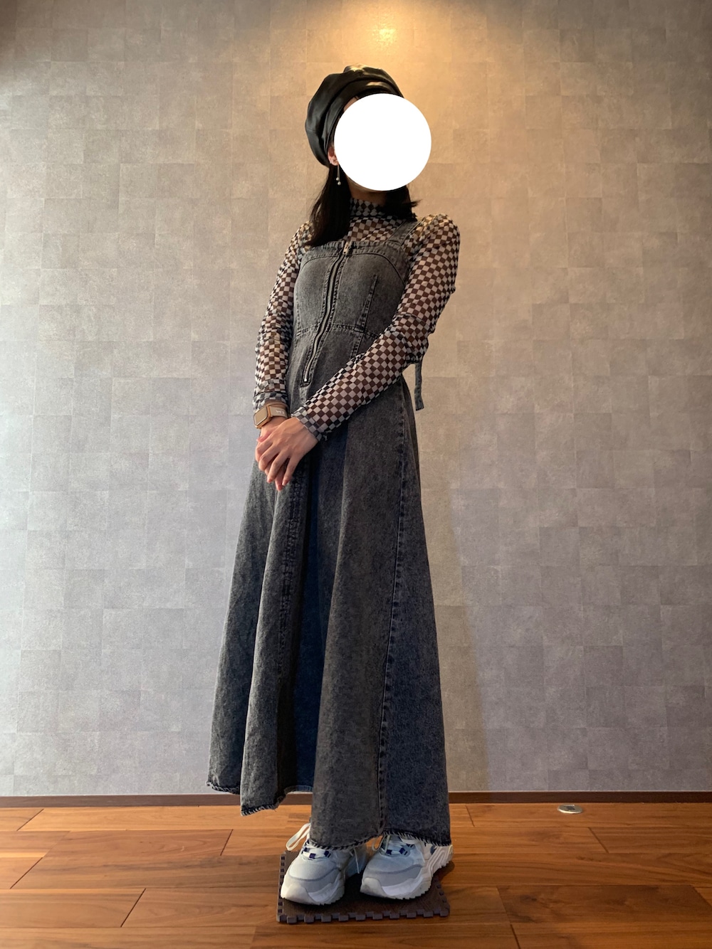 「秋服、秋っぽコーデ更新中、ビスチェ、シアートップス、キャミワンピ、デニムワンピース、デニムスカート、ケミカルデニム、スニーカーコーデ、レザー、ブラック、黒、モノトーンコーデ、PAGEBOY、FILA」｜「PAGEBOYのアソートシアーハイネック（トップス、ホワイト系）」を使った、Arikaさん（骨格ストレート・レディース・158cm）の秋コーディネートの1枚目の写真
