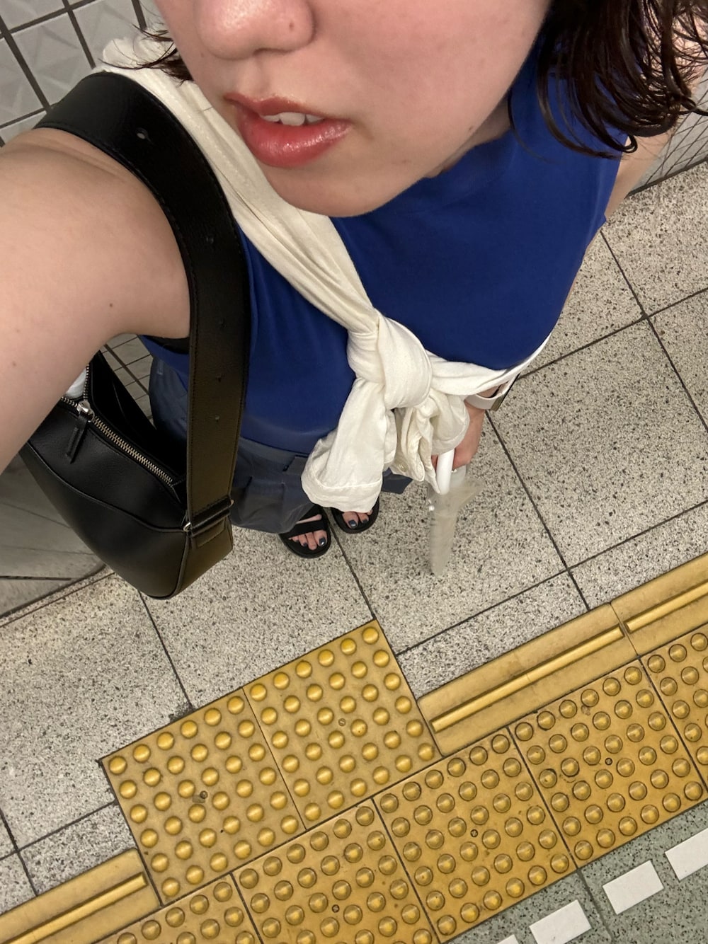 「ブルーコーデ、旅行、デートコーデ」｜「UNIQLOのアイテム（バッグ、ブラック系）」を使った、Yさん（レディース・159cm）の秋コーディネートの1枚目の写真