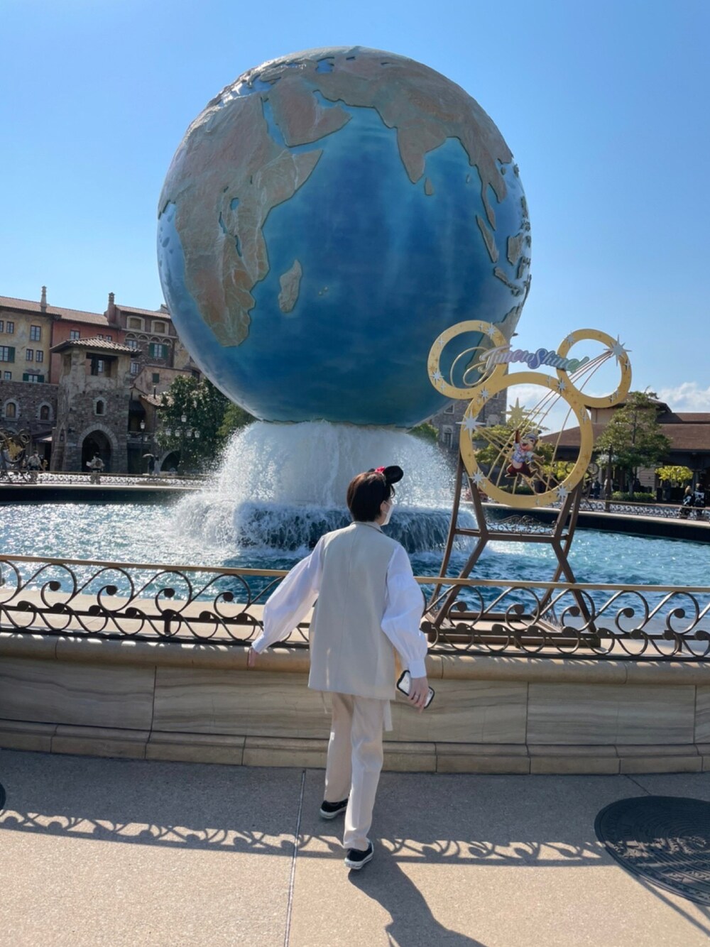 「ディズニーシー、ディズニー、ディズニーコーデ、ジレ、ホワイトコーデ、レトロガール、グレイル、プチプラコーデ、プチプラ」｜「CONVERSEのCONVERSE コンバース オール スター オックス / ALL STAR OX(BLACK) 32160321（スニーカー、ブラック系）」を使った、Yさん（レディース・158cm）の春コーディネートの1枚目の写真