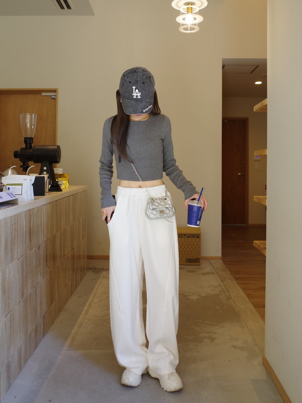 グレー系のTシャツ/カットソー、ホワイト系のその他パンツ、ホワイト系のスニーカーを着用したレディースの秋コーディネートの1枚目の写真