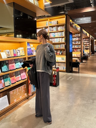 「Olume （オリュム）のタックワイドパンツ（スラックス）」を使った、kannaさん（レディース・162cm）の秋コーディネート
