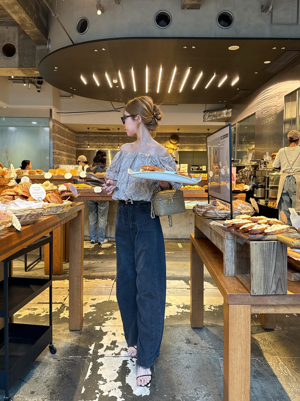 ベージュ系のシャツ/ブラウス、ブラック系のデニムパンツ、ブラック系のサンダルを着用したレディースの春コーディネートの1枚目の写真