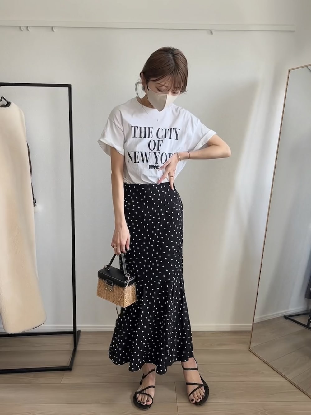「春カラー、春コーデ、カジュアルコーデ、シンプルスタイル、春、ドット、ドットスカート、サンダル、デート、着回しコーデ、着回し抜群」｜「GOOD ROCK SPEEDの【GOOD ROCK SPEED/グッドロックスピード】NYC015 T：Tシャツ（Tシャツ/カットソー、ホワイト系）」を使った、kannaさん（レディース・162cm）の春コーディネートの1枚目の写真
