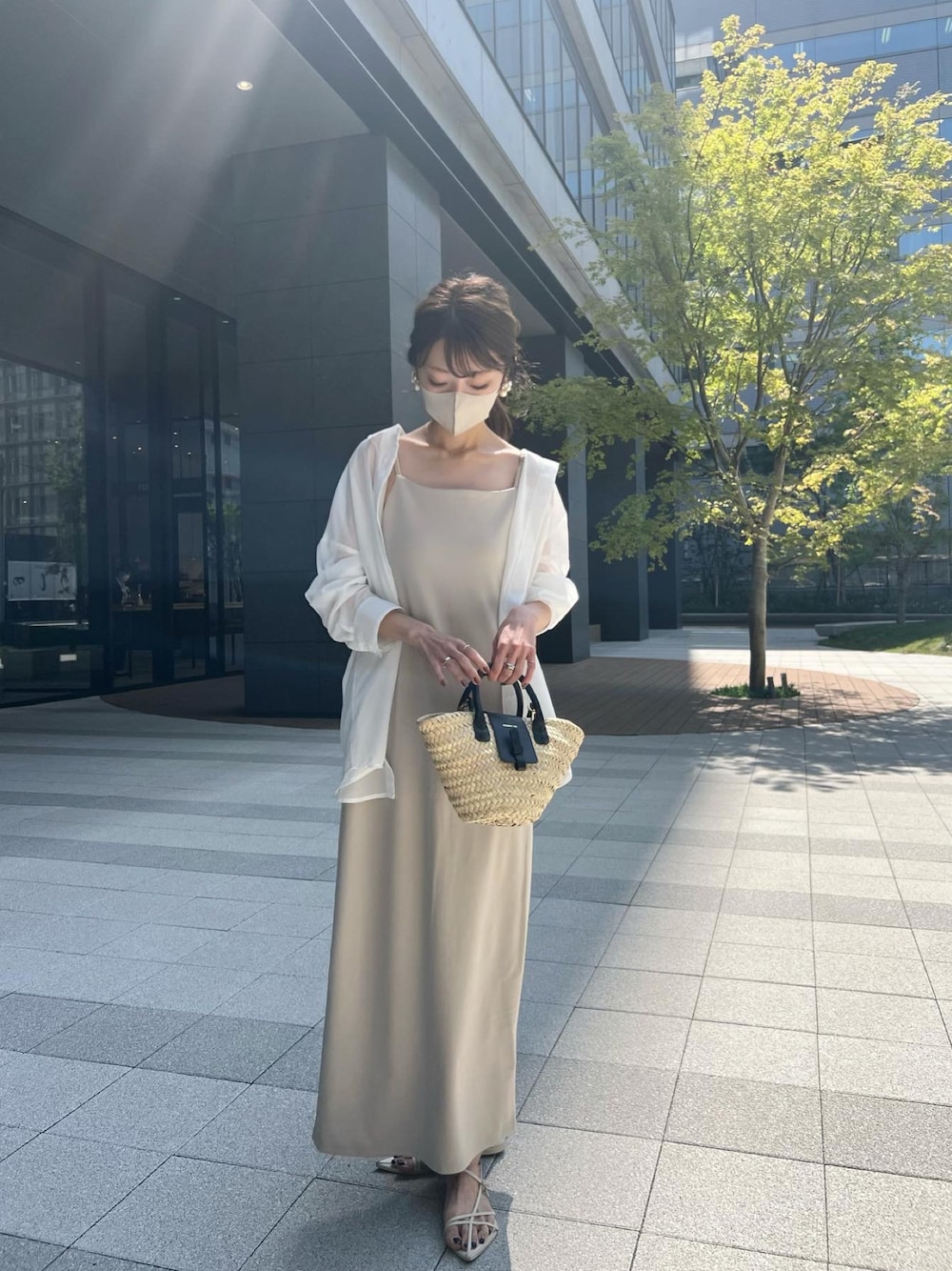 「オトナ女子、着回しコーデ、キャミワンピ、ワンピース、シンプルコーデ、シンプル、デート、デートスタイル（WOMEN）、ワンピーススタイル」｜「Bonjour Saganのストレッチキャミワンピース（ワンピース、ベージュ系）」を使った、kannaさん（レディース・162cm）の春コーディネートの1枚目の写真