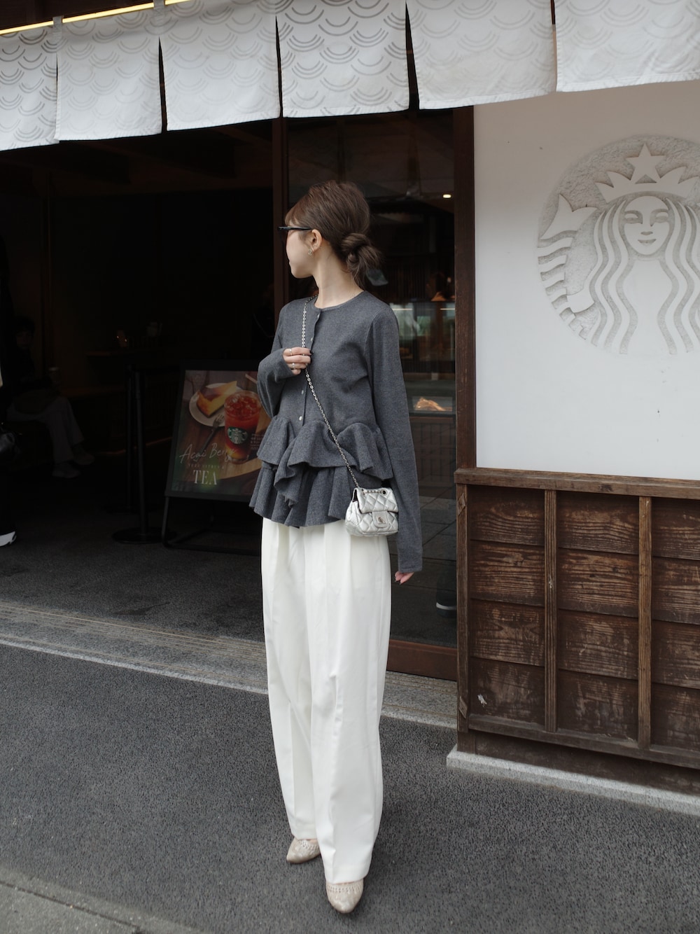 グレー系のカーディガン/ボレロ、シルバー系のパンプス、シルバー系のショルダーバッグを着用したレディースの秋コーディネートの1枚目の写真