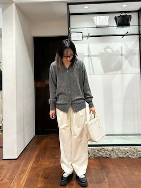 「かぐれ（カグレ）のコットン2タックワイドパンツ（その他パンツ）」を使った、オカモトさん（レディース・155cm）の秋コーディネート