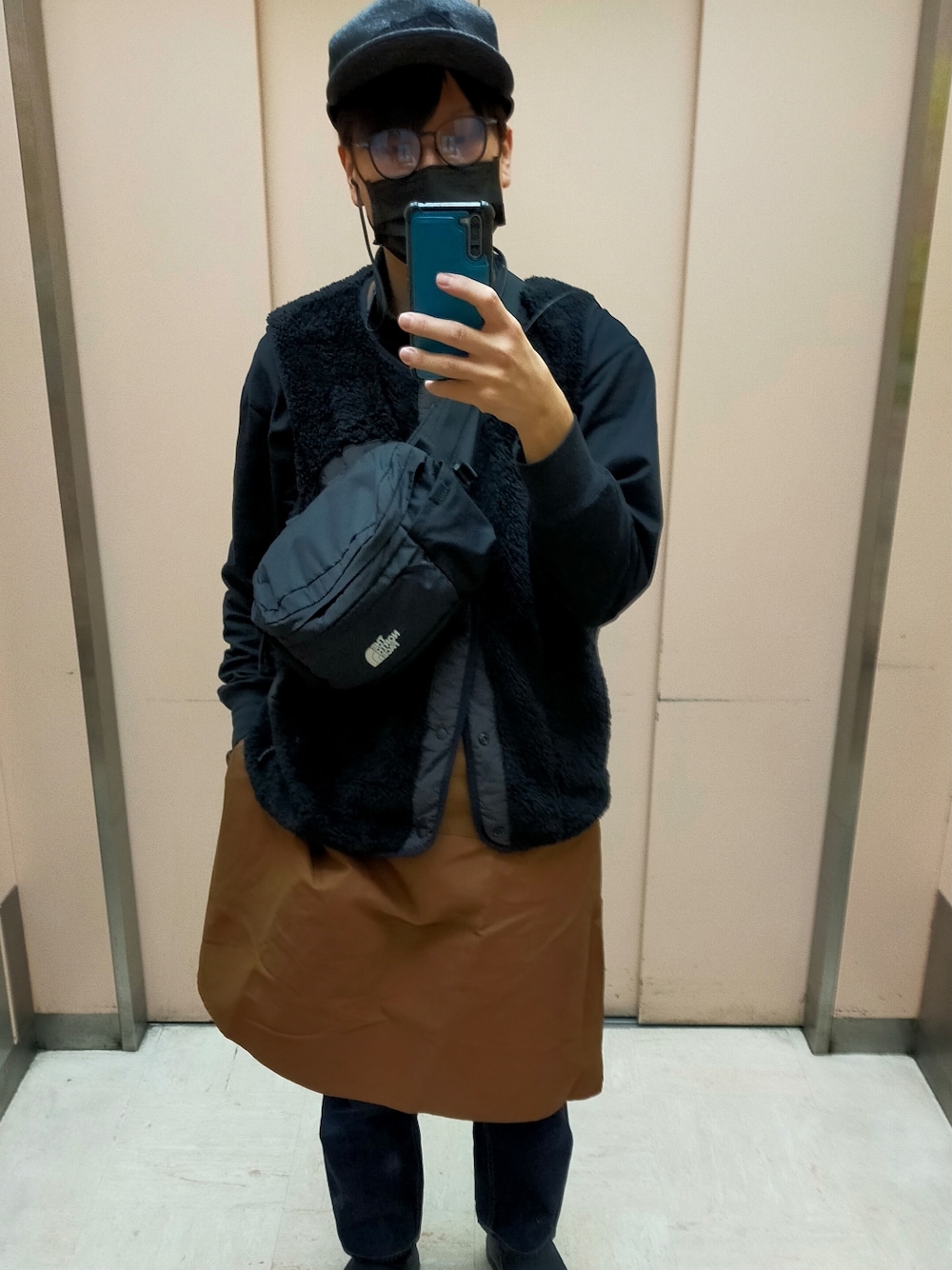 ブラック系のボディバッグ/ウエストポーチ、ブルー系のデニムパンツ、ブラウン系のオールインワン・サロペットを着用したメンズの秋コーディネートの1枚目の写真