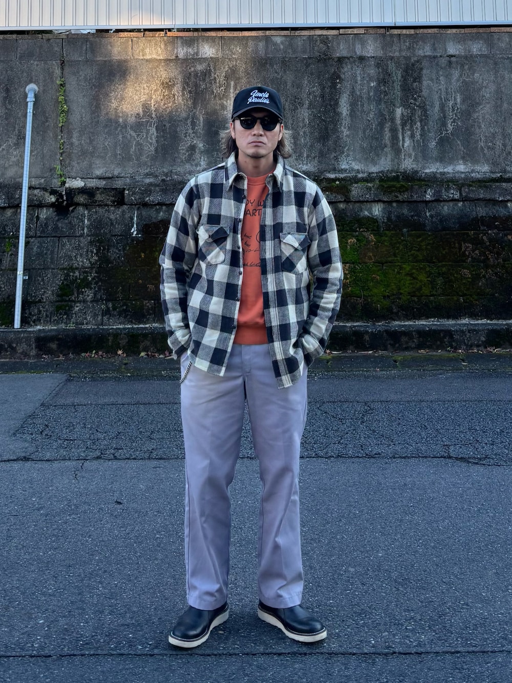 ブラック系のシャツ/ブラウス、オレンジ系のスウェット、グレー系のチノパンツを着用したメンズの秋コーディネートの1枚目の写真