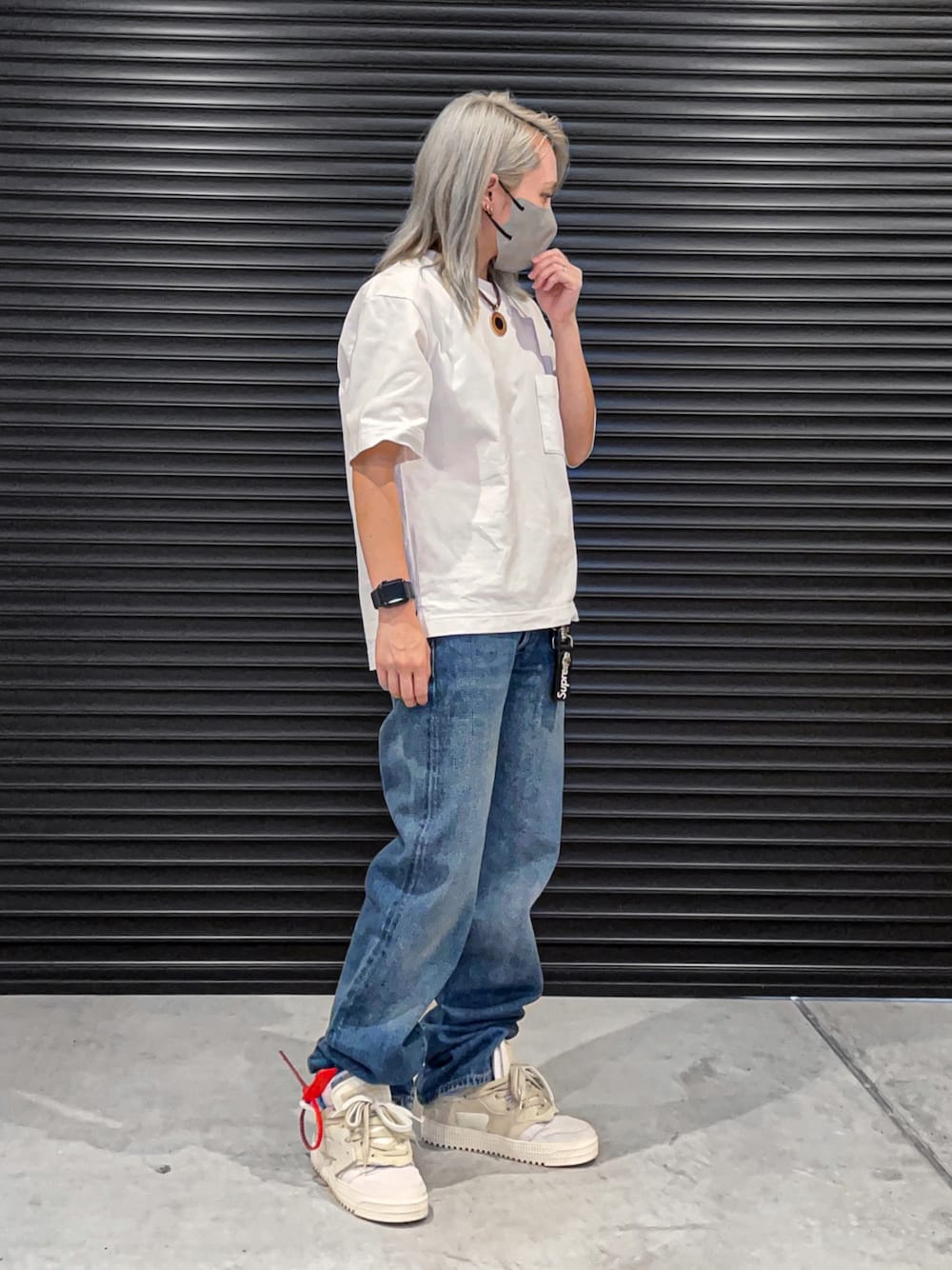 「休日スタイル、ストリート、カジュアル、メンズライク、プチプラ、シンプル、Tシャツ、デニム、スニーカー、Levi's、UNIQLO、OFF-WHITE」｜「UNIQLOのオーバーサイズクルーネックT（半袖）（Tシャツ/カットソー、ホワイト系）」を使った、Yu☺︎さん（レディース・150cm）の秋コーディネートの1枚目の写真