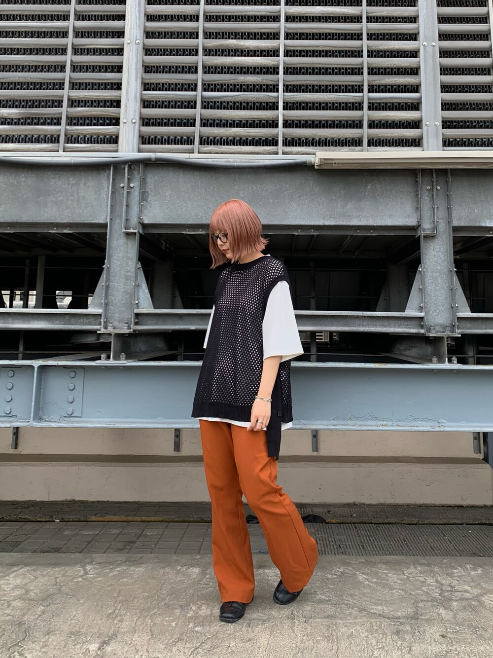 「オトナカジュアル、カラーパンツ、透かし編みニット、メガネ女子、ストリートコーデ、カラーコーデ、白Tシャツ、メンズライク、ootd、tk.TAKEO KIKUCHI」｜「tk.TAKEO KIKUCHIのはりぷるカットソー（Tシャツ/カットソー、ホワイト系）」を使った、新宿ルミネエストtkさん（レディース・161cm）の夏コーディネートの1枚目の写真