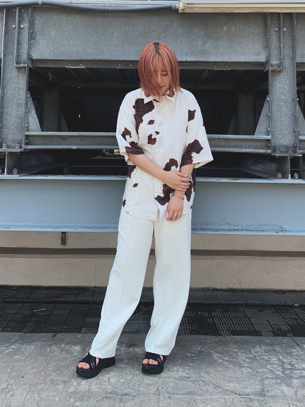 「夏コーデ、シンプルコーデ、オーバーサイズ、ラフ、シャツスタイル、ホワイト、ワイドパンツ、アニマル柄、メンズライク、サンダル、ワントーンコーデ、tk.TAKEO KIKUCHI」｜「tk.TAKEO KIKUCHIのアニマルプリントオーバーシャツ（シャツ/ブラウス、ホワイト系）」を使った、新宿ルミネエストtkさん（レディース・161cm）の夏コーディネートの1枚目の写真
