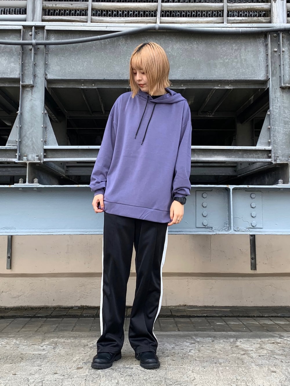 「休日コーデ、シンプルコーデ、スポーツミックス、トラックパンツ、パーカー、ゆるコーデ、秋服準備はじめました、メンズライク、ストリート、tk.TAKEO KIKUCHI」｜「tk.TAKEO KIKUCHIのマシュマロダンボールパーカー（ユニセックスアイテム）（パーカー、パープル系）」を使った、新宿ルミネエストtkさん（レディース・162cm）の秋コーディネートの1枚目の写真