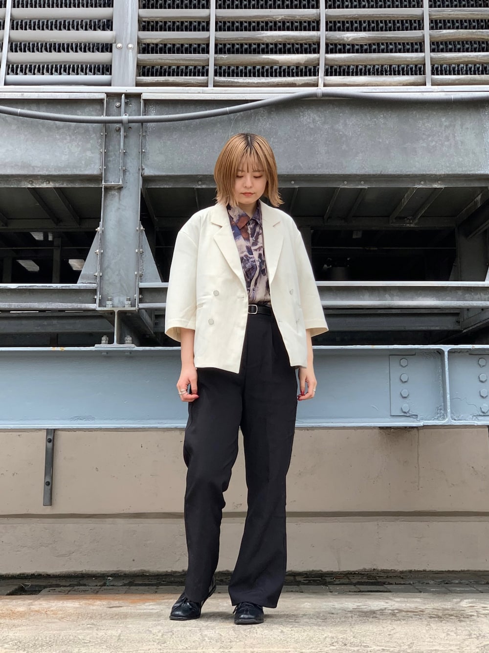 「春夏コーデ、きれいめカジュアル、シャツスタイル、ジャケット、ジャケットスタイル、柄シャツ、レトロ、メンズライク、ベージュ、ootd、tk.TAKEO KIKUCHI」｜「tk.TAKEO KIKUCHIのリネンライク5分袖ショートジャケット（テーラードジャケット、ベージュ系）」を使った、新宿ルミネエストtkさん（レディース・161cm）の春コーディネートの1枚目の写真